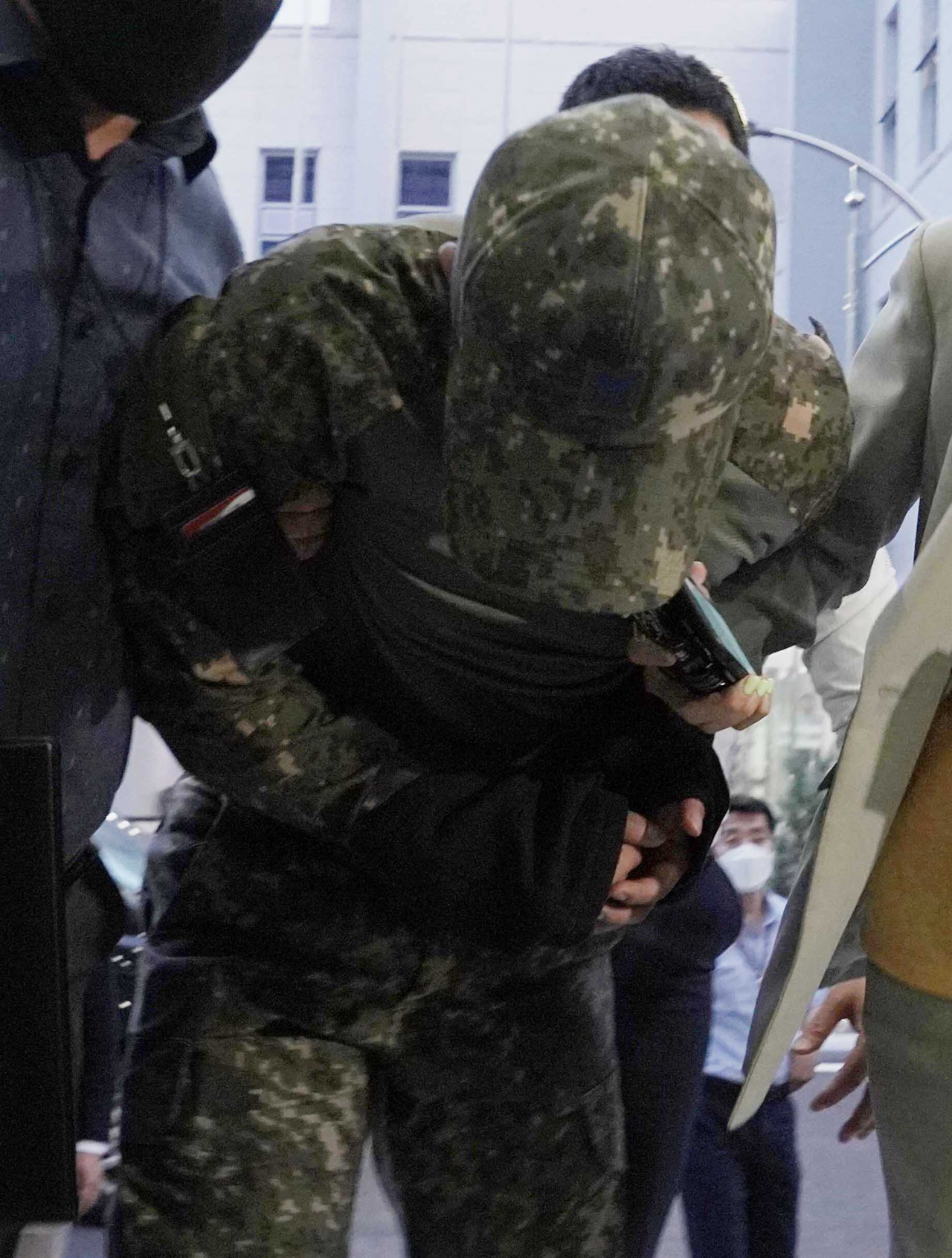 극단적 선택을 한 공군 여성 부사관을 성추행한 혐의를 받는 장 모 중사가 2일 저녁 구속영장실질심사를 받기 위해 국방부 보통군사법원에 압송되고 있다. [연합]