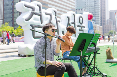 지난해 열린 걷자 서울 행사에서 음악인들이 길거리 공연을 하고 있다. [서울시 제공]