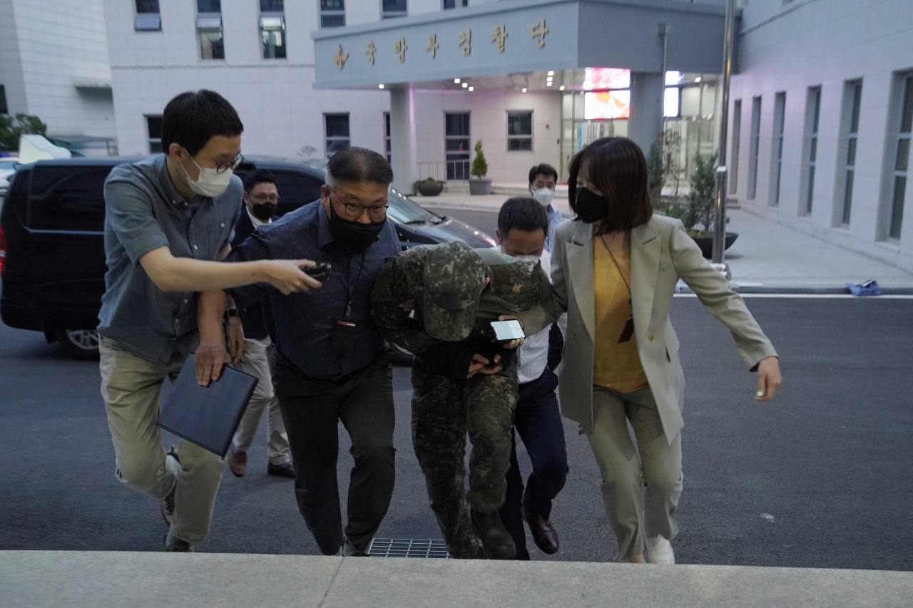 공군 여성 부사관을 성추행한 혐의를 받는 장 모 중사가 2일 구속영장실질심사를 받기 위해 국방부 보통군사법원에 압송되고 있다.[연합]