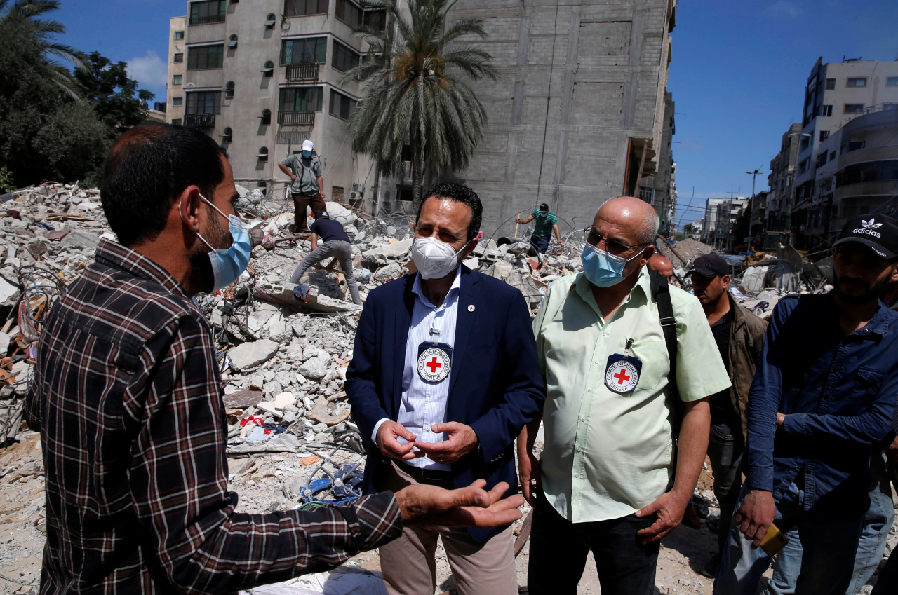 로버트 마르디니(왼쪽 두 번째) 국제적십자사(ICRC) 사무총장이 이스라엘의 공습에 주요 시설이 파괴된 팔레스타인 가자지구를 방문해 현장을 둘러보고 있다. [로이터]