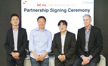 미국 실리콘밸리에 위치한 브라이트랩사에서 김영대(왼쪽 두 번째)SK㈜ C&C 디지털 뉴비즈 부문장과 스티븐 곽(왼쪽 세 번째) 브라이트랩 대표 등이 ‘글로벌 제조 하이테크 공동 개발 협약’ 체결 후 기념 촬영을 하고 있다. [SK㈜ C&C 제공]