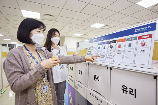 삼성전자 화성캠퍼스 소속 직원들이 사내 재활용 분리배출 캠페인에 동참하고 있다.[삼성전자 제공]
