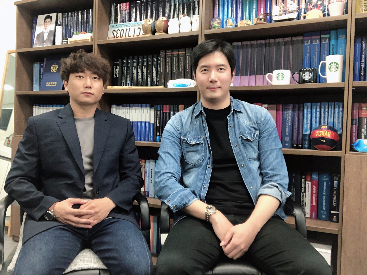 김병현(왼쪽) 박사와 김명진 경북대 교수.[한국에너지기술연구원 제공]