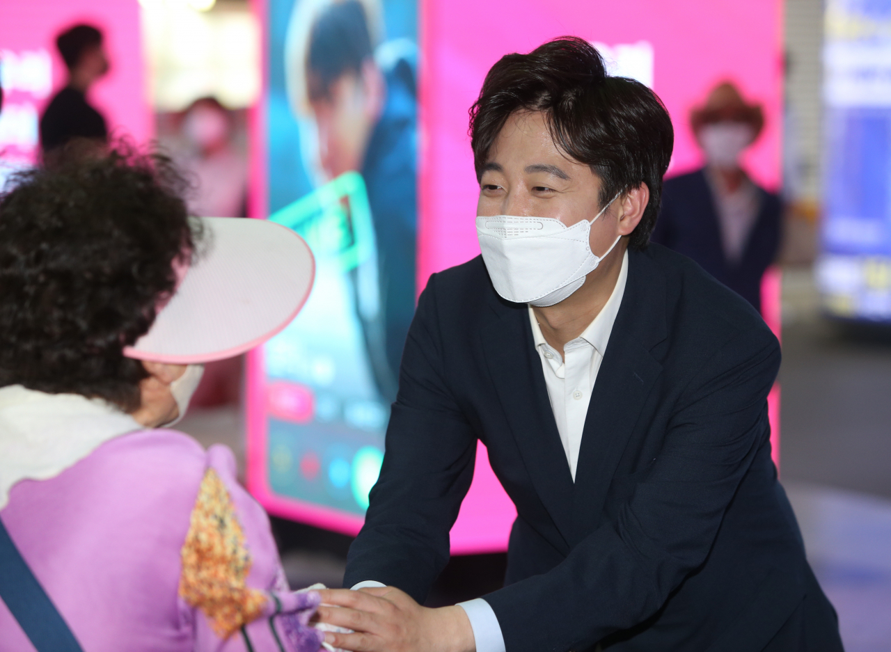 국민의힘 당 대표 선거에 출마한 이준석 후보가 2일 오후 부산 서면지하상가에서 퇴근길 시민들에게 인사를 하고 있다. [연합]