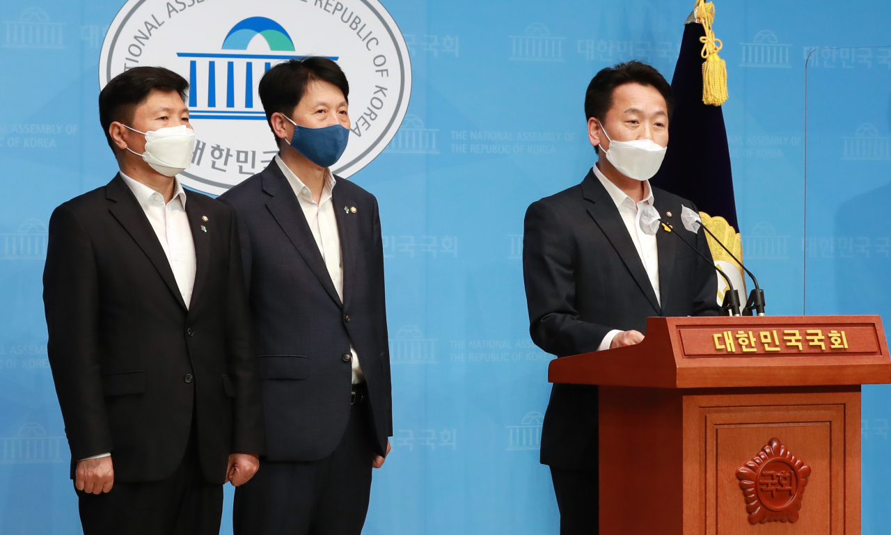 더불어민주당 초선 의원 모임 '더민초'의 운영위원장인 고영인 의원이 3일 오후 서울 여의도 국회 소통관에서 문재인 대통령과의 간담회 내용을 발표하고 있다. 왼쪽부터 더불어민주당 홍기원, 오기형, 고영인 의원. [이상섭 기자]