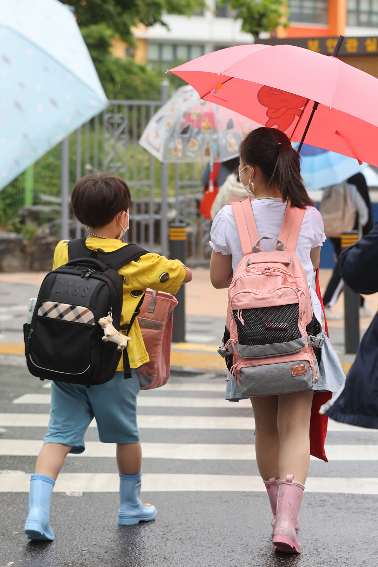 교육부가 2학기부터 유치원과 초·중·고등학교 전 학년의 전면 등교 수업을 추진한 가운데, 지난 달 17일 오전 서울의 한 초등학교에서 학생들이 등교하고 있다. [연합]