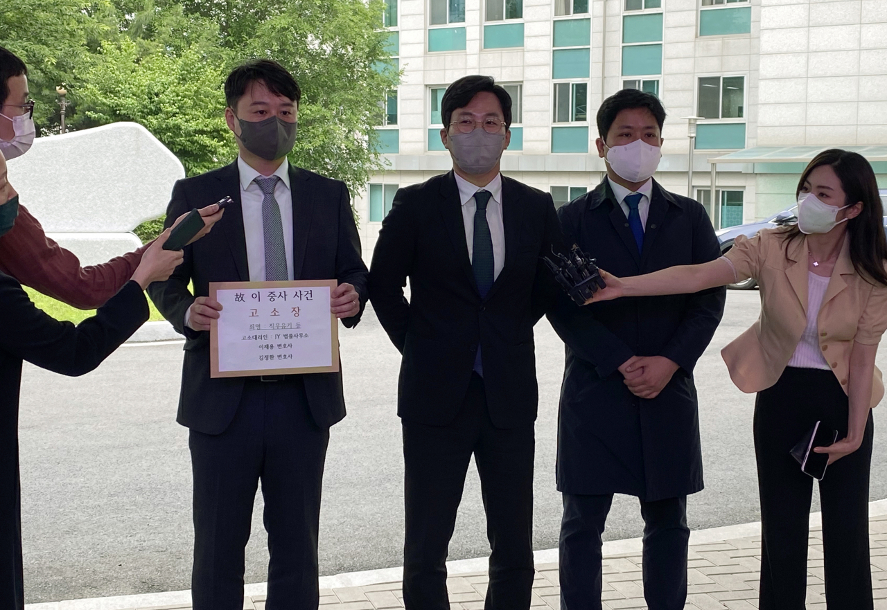 공군 여부사관 유족 측 김정환 변호사(가운데)는 3일 오후 서울 용산구 국방부 검찰단에 고소장을 제출하기에 앞서 기자들과 만나 "은폐의 중심에 있는 부사관들을 직무유기, 강요 미수 등으로 추가 고소한다"며 "이 가운데 별건의 강제추행 피해도 1건 포함돼 있다"고 밝혔다. [연합]