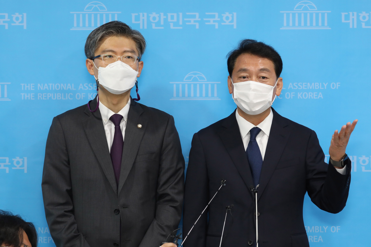 대선 출마를 선언한 이광재 더불어민주당 의원(오른쪽)이 지난 3일 국회 소통관에서 조정훈 시대전환 의원과 기자회견을 열고 '양극화 해소·삶의 질 향상을 위한 시대전환 미래비전 공동성명'을 발표한 뒤 기자들의 질문에 답변하고 있다. [이상섭 기자]