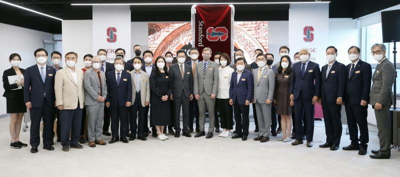 인천글로벌캠퍼스 스탠포드 연구소 개소식 후 참가자들이 기념촬영을 하고 있다.