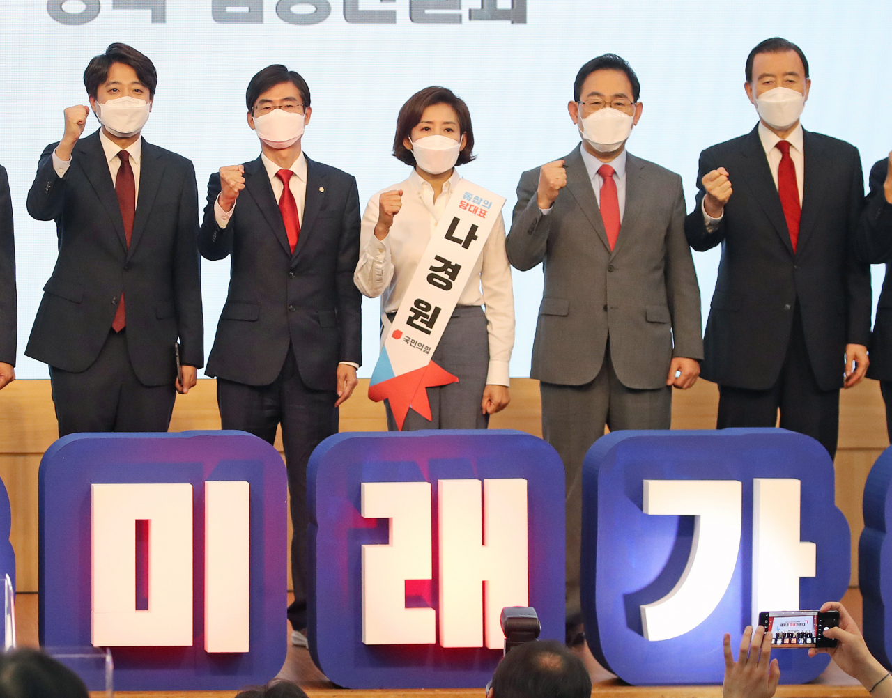 3일 오후 대구 북구 엑스코에서 열린 '2021 국민의힘 1차 전당대회 대구·경북 합동연설회'에서 당 대표 후보들이 인사하고 있다. [연합]