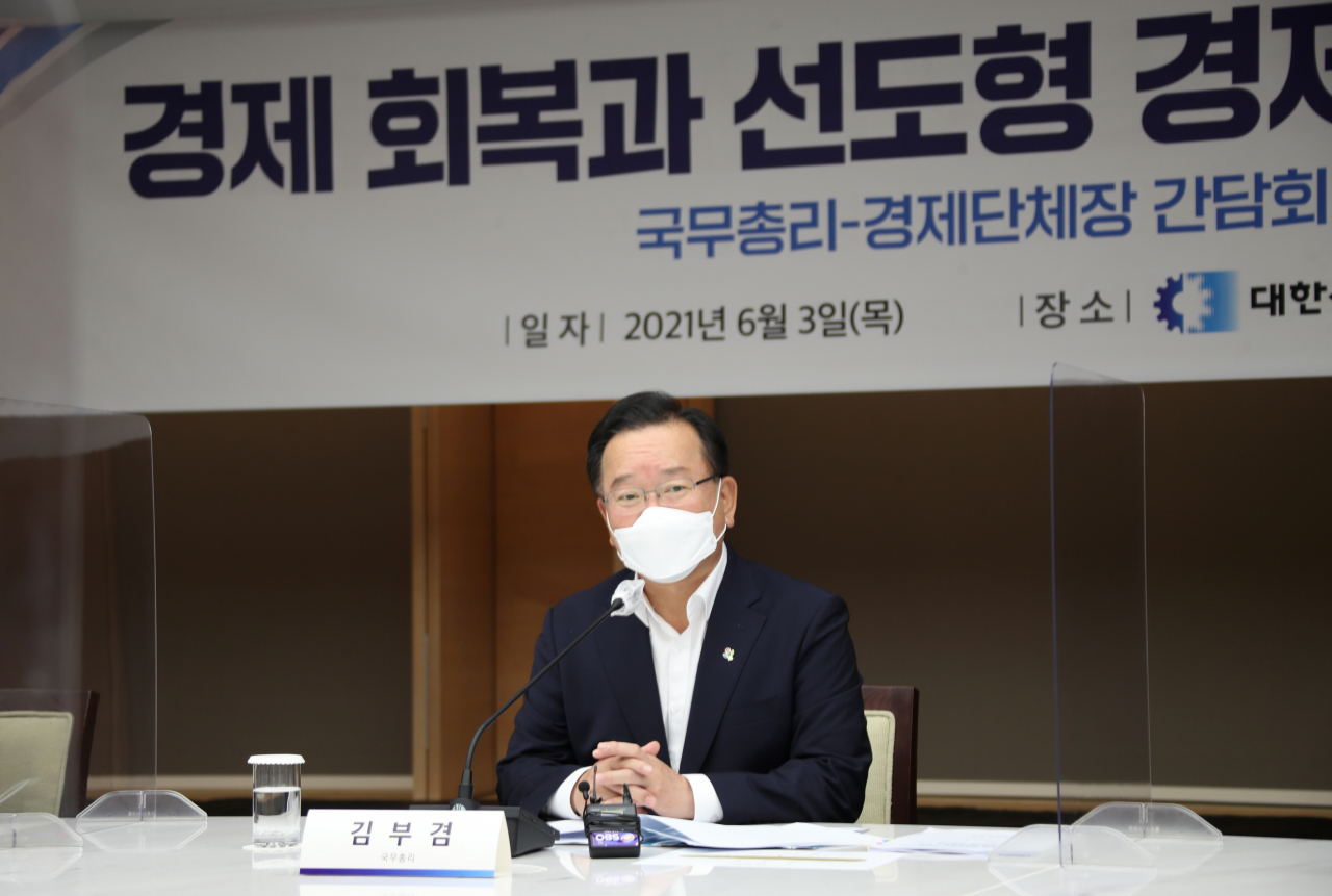 김부겸 국무총리가 3일 서울 중구 대한상공회의소에서 5개 경제단체장과 만나 간담회를 하고 있다. 이날 간담회에는 최태원 대한상의 회장(SK그룹 회장)과 손경식 한국경영자총협회 회장, 구자열 한국무역협회장, 김기문 중소기업중앙회 회장, 강호갑 한국중견기업연협회 회장이 참석했다. [연합]