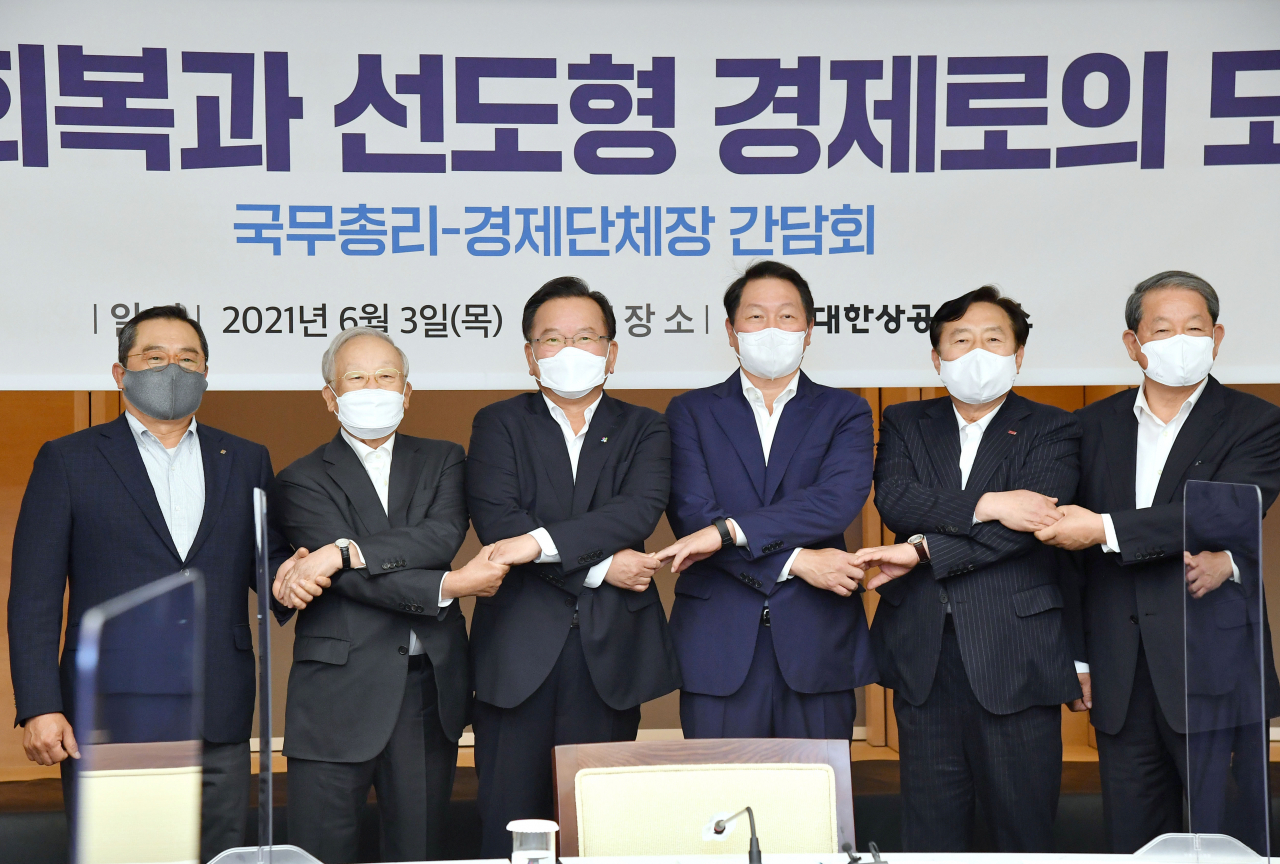 김부겸 국무총리가 최태원 대한상의 회장 및 경제단체장들과 기념촬영을 하고 있다. 사진 왼쪽부터 구자열 무역협회 회장, 손경식 경총 회장, 김부겸 국무총리, 최태원 대한상의 회장, 김기문 중기중앙회 회장, 강호갑 중경련 회장. [대한상의 제공]