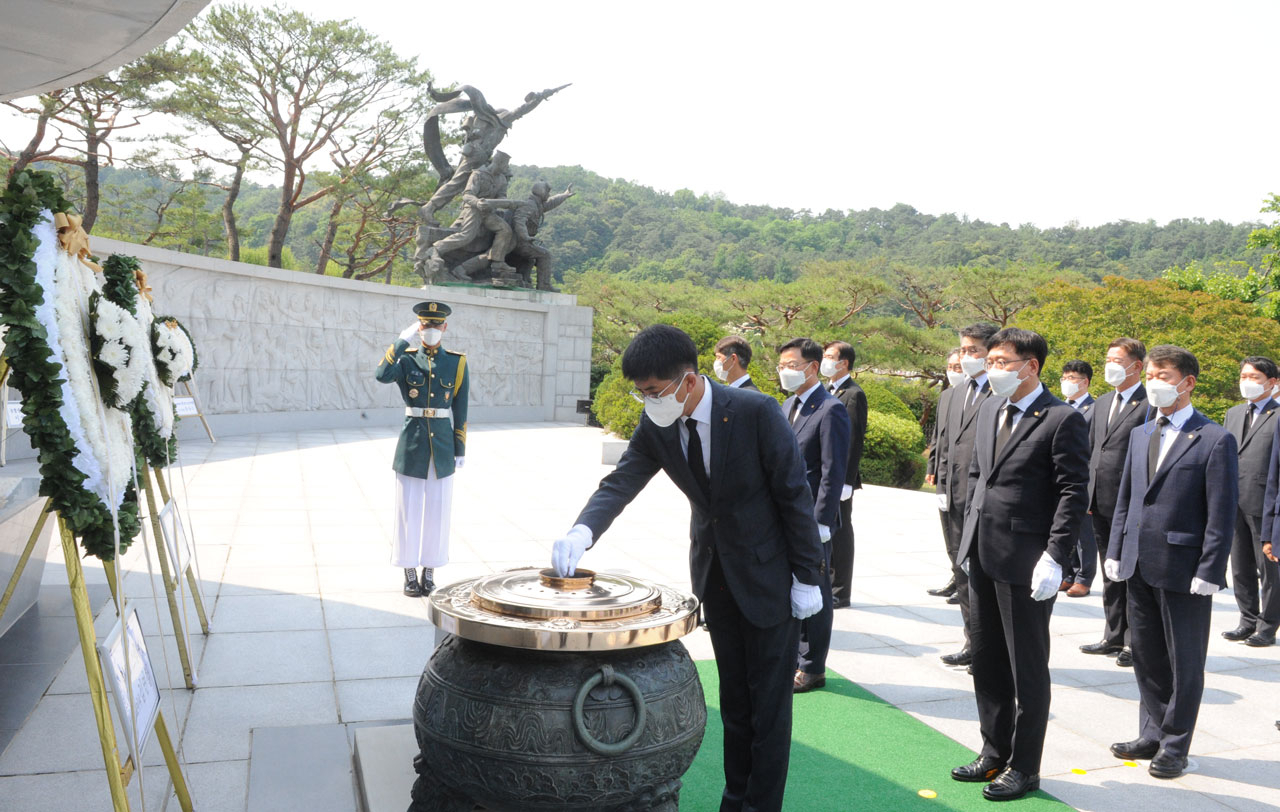 한화 방산계열사 임직원들이 2일 호국보훈의 달을 맞아 국립서울현충원을 찾아 참배했다. [한화 제공]