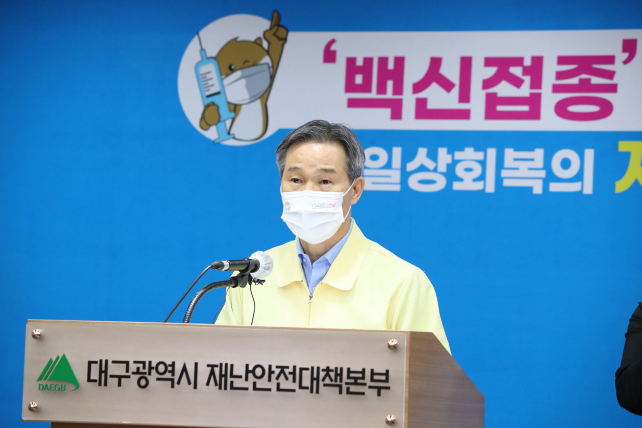 채홍호 대구시 행정부시장이 3일 오후 대구시청에서 사회적거리두기 2단계 조정 관련, 긴급 브리핑을 하고 있다.[대구시 제공]