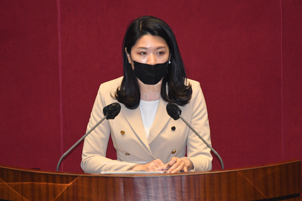더불어민주당 신현영 의원이 지난달 21일 오전 서울 여의도 국회 본회의장에서 열린 제387회 국회(임시회) 제2차 본회의에서 의사진행 발언을 하고 있다. [연합]