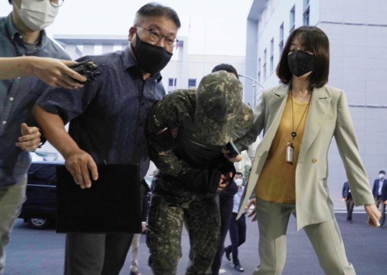 극단적 선택을 한 공군 여성 부사관을 성추행한 혐의를 받는 장 모 중사가 2일 저녁 구속영장실질심사를 받기 위해 국방부 보통군사법원에 압송되고 있다. [연합]