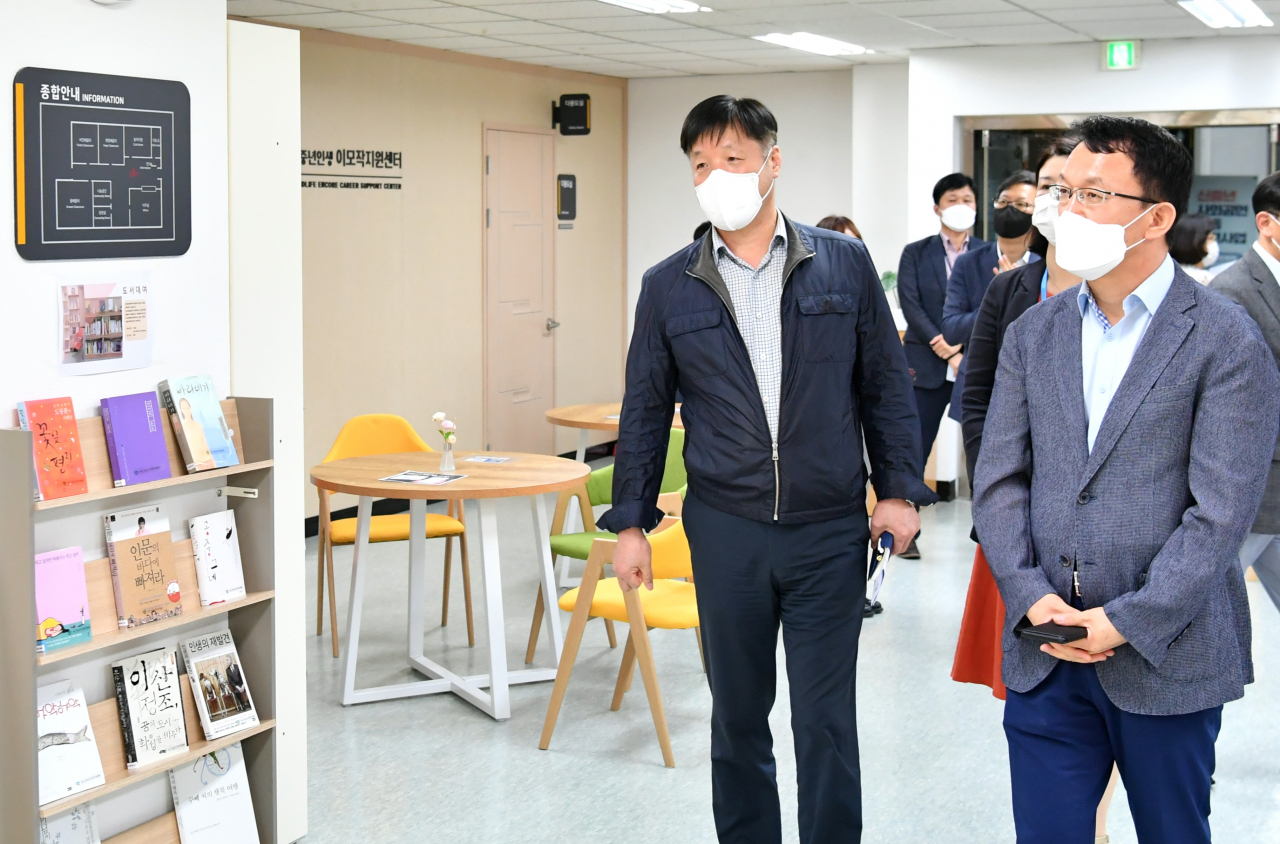 조청식 수원시 제1부시장이신중년 인생이모작 지원센터·사회적경제영동센터을 현장 방문했다.[수원시 제공]
