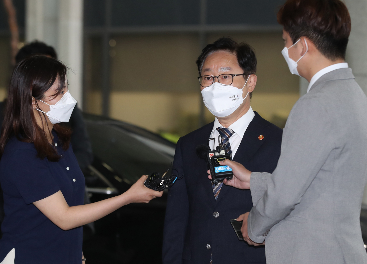 박범계 법무부 장관이 3일 오후 서울고검으로 들어서고 있다. [연합]