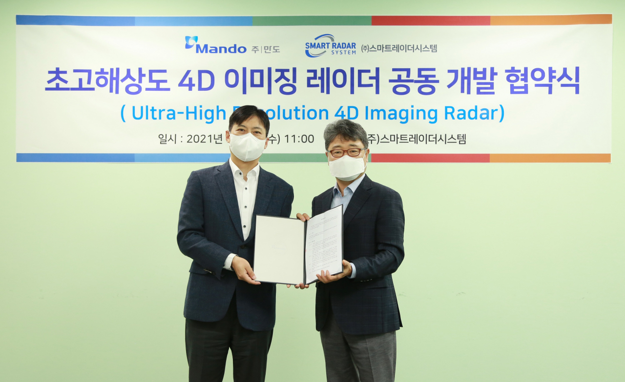 만도 ADAS BU R&D 강형진(왼쪽) 센터장과 SRS 김용환(오른쪽) 대표가 판교 SRS에서 공동 개발 협약 체결 후 기념 촬영을 하고 있다. [만도 제공]