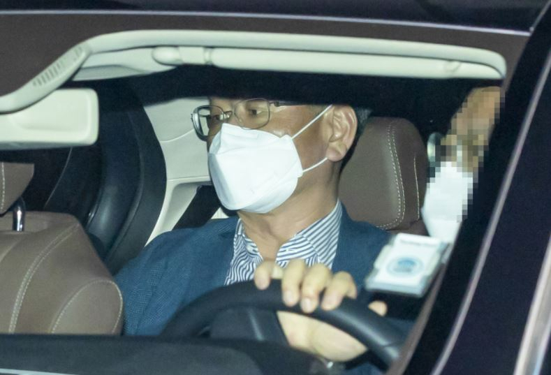 ‘택시 기사 폭행 사건’ 이후 증거인멸 교사 혐의 등으로 소환 조사를 받은 이용구 법무부 차관이 지난달 31일 새벽 서울 마포구 서울경찰청 반부패·공공범죄수사대를 나서고 있다. [연합]