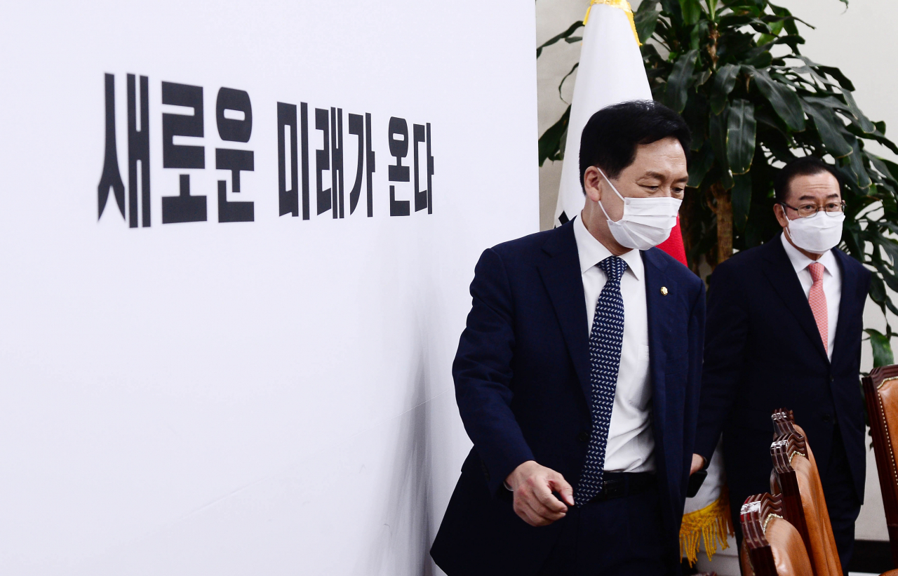 김기현 국민의힘 대표 권한대행 겸 원내대표(왼쪽), 이종배 정책위의장이 4일 서울 여의도 국회에서 열린 비상대책위원회의에 입장하고 있다. [연합]