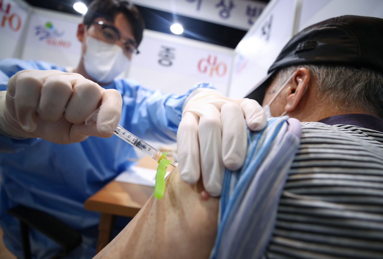 3일 오전 서울 구로구 오류아트홀에 마련된 접종센터에서 의료진이 백신 접종을 하고 있다. [연합]