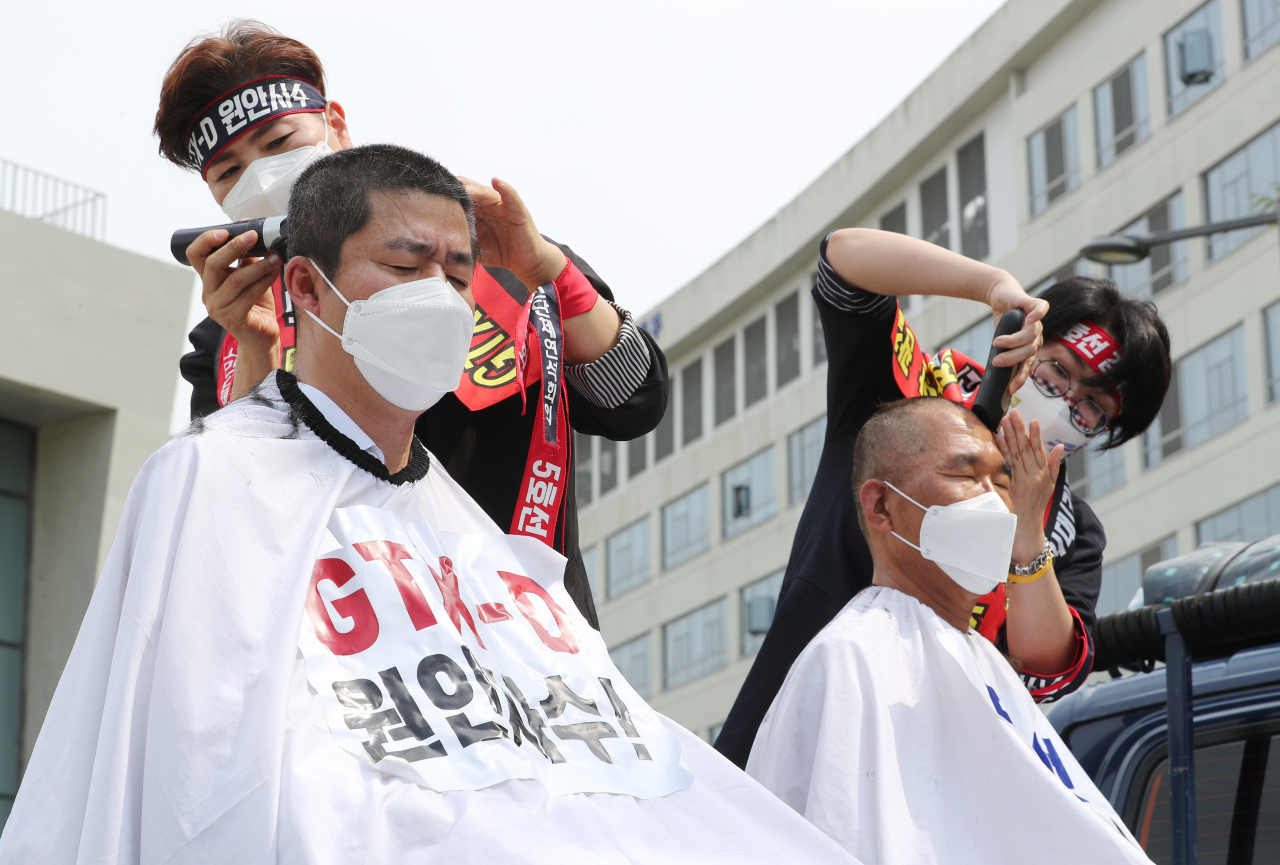 더불어민주당의 김주영(오른쪽)·박상혁 의원이 2일 오후 세종시 정부세종청사 국토교통부 앞에서 ‘GTX-D 원안사수!’ 김포-하남 노선 반영과 서울 5호선 김포 연장을 촉구하는 집회에서 삭발하고 있다. 두 의원의 지역구는 경기 김포갑·을이다. [연합]