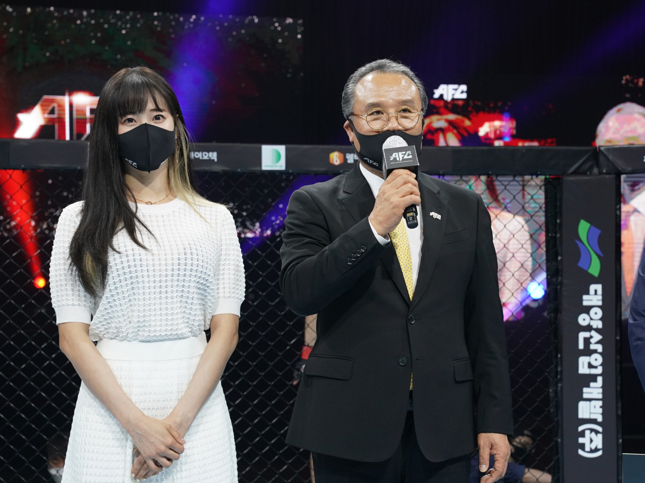 검은 마스크 차림으로 케이지에 선 기아 치어리더 김한나 씨 [AFC 제공]