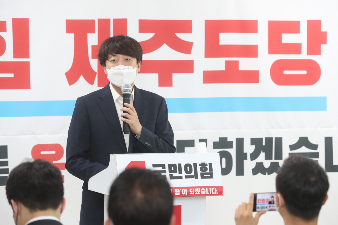 제주를 방문한 국민의힘 이준석 당대표 후보가 4일 오전 제주시 연삼로 국민의힘 제주도당사에서 당원들과 간담회를 하고 있다.[연합]