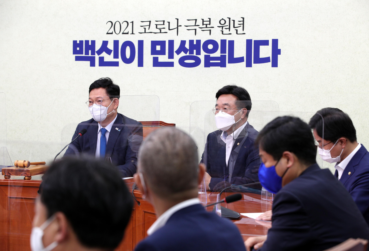 송영길 더불어민주당 대표(왼쪽)가 4일 서울 여의도 국회에서 열린 최고위원회의에서 발언하고 있다. [이상섭 기자]