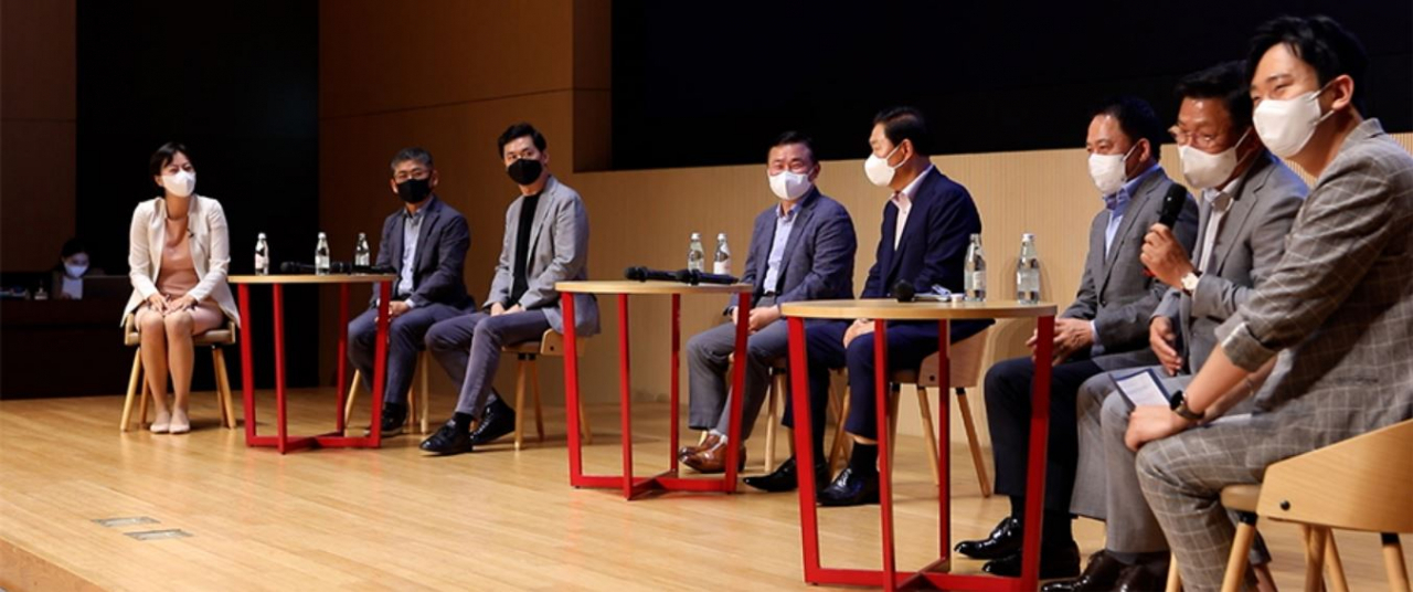지난달 31일 삼성전자 수원사업장에서 사장단과 직원들 간 ‘토크 투게더’ 간담회가 열렸다. 왼쪽 두번째부터 김용관 부사장, 전경훈 사장, 노태문 사장, 한종희 사장, 최윤호 사장, 이재승 사장. [삼성전자 제공]