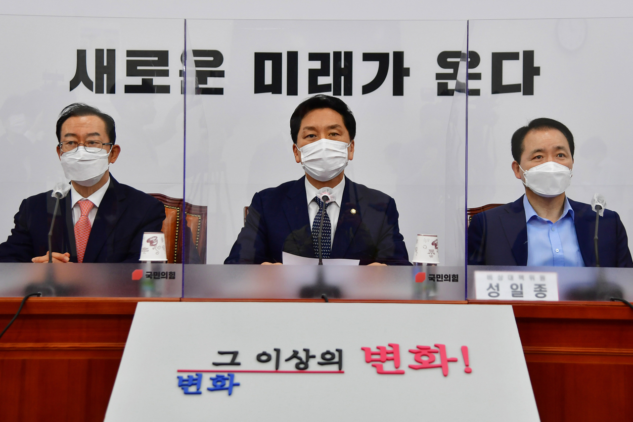 김기현 국민의힘 대표 권한대행 겸 원내대표(가운데)가 4일 서울 여의도 국회에서 열린 비상대책위원회의에서 발언하고 있다. 이상섭 기자/