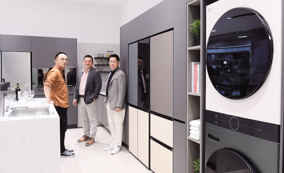LG 오브제컬렉션 디자인을 총지휘한 정욱준(가운데) 디자인연구소장과 제품 컬러와 소재를 기획한 남기완(왼쪽) CMF(color· Material·Finishin) 책임연구원, 제품 디자인을 담당한 김상헌 HAC(Home Appliance & Air Conditionin) 책임연구원이 오브제컬렉션 제품 앞에서 포즈를 취하고 있다. 이상섭 기자