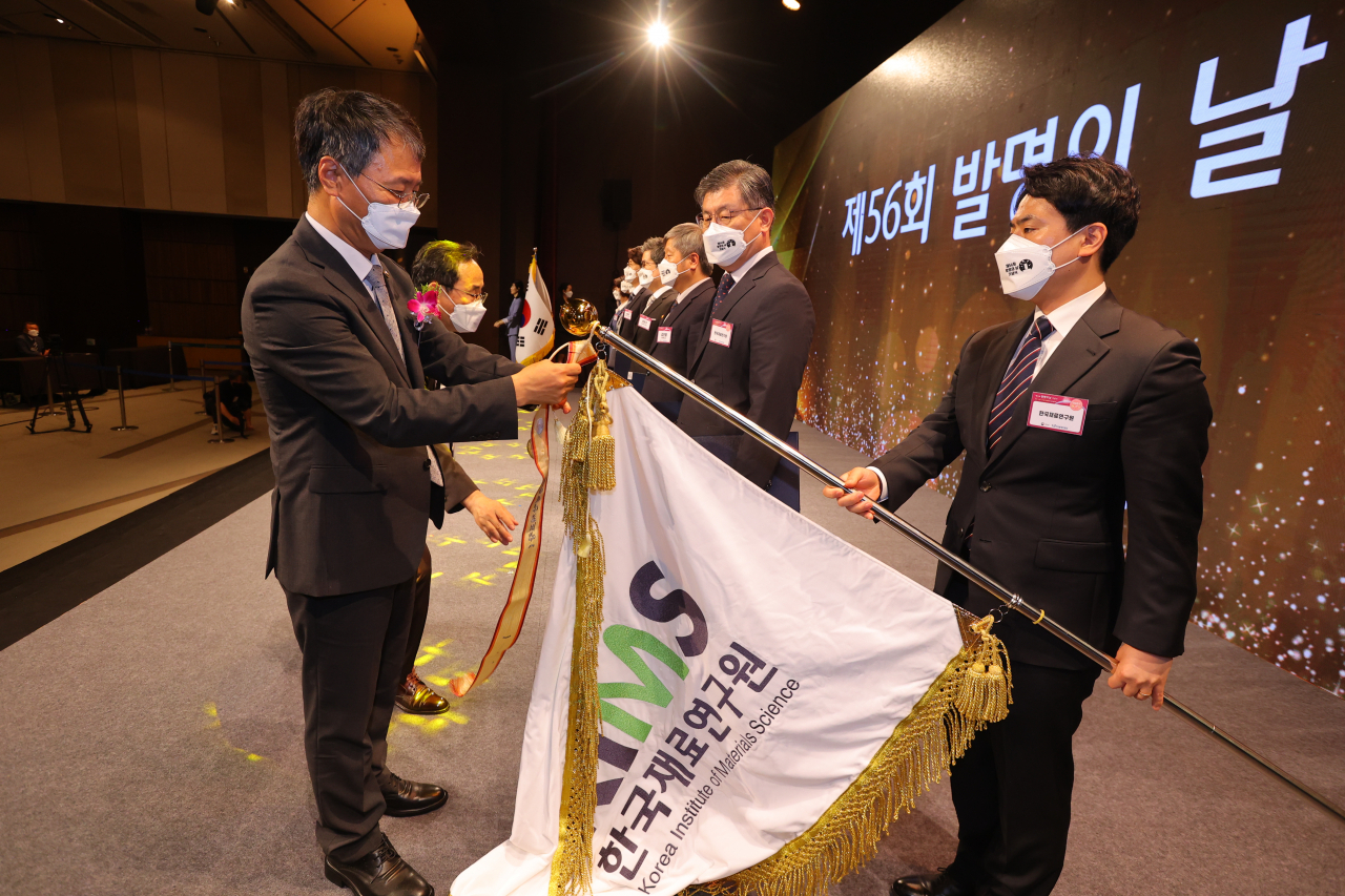 제56회 발명의 날 기념식에서 한국재료연구원이 대통령 표창을 수상하는 모습.[한국재료연구원 제공]