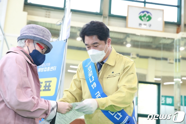 예방접종센터에서 예방접종을 안내하고 있는 박준희 관악구청장. [관악구 제공]