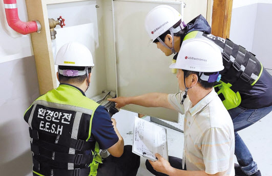 LG전자 안전관리 담당자가 지난 2019년 협력사의 화재 사고 예방을 위해 현장에서 소화전을 점검하고 있다. [LG전자 제공]