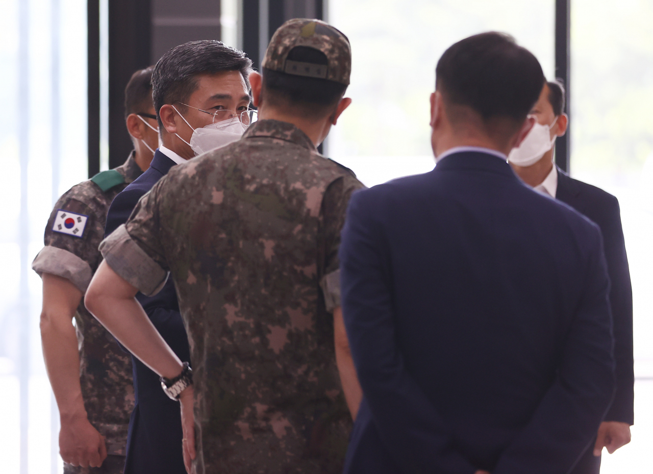 서욱 국방부 장관이 2일 오후 경기도 성남시 국군수도병원 장례식장에서 군 관계자들과 대화를 하고 있다. 서 장관은 이날 접견실에서 성추행 피해 신고 뒤 극단적인 선택을 한 공군 여성 부사관의 유가족을 만났다. [연합]