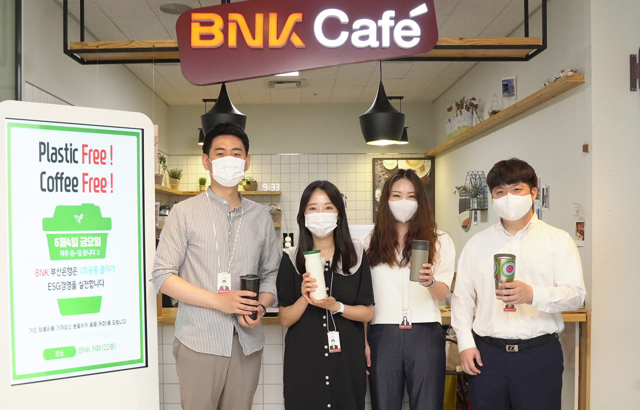 BNK금융그룹이 4일, 환경의 날을 맞아 부산은행 번점 내 사내 카페에서 임직원과 함께하는 ‘ESG 실천 캠페인’을 실시했다. [부산은행 제공]
