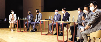 지난달 31일 삼성전자 수원사업장에서 사장단과 직원들 간 ‘토크 투게더’ 간담회가 열렸다. 왼쪽 두번째부터 김용관 부사장, 전경훈 사장, 노태문 사장, 한종희 사장, 최윤호 사장, 이재승 사장. [삼성전자 제공]