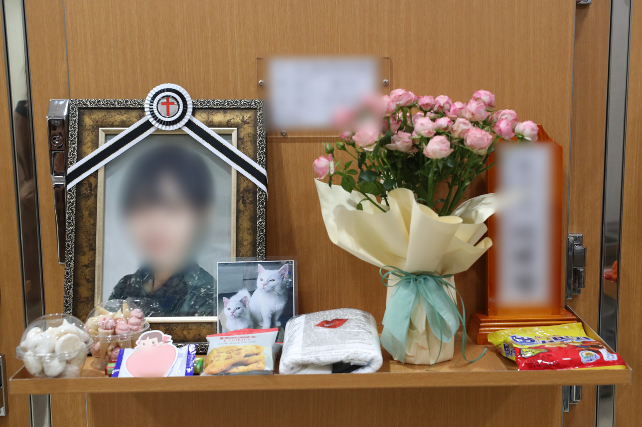 성추행 피해 신고 뒤 극단적인 선택을 한 공군 여성 부사관의 영정과 위패가 3일 경기도 성남시 국군수도병원 장례식장 영안실에 놓여 있다. [연합]