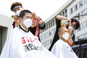 더불어민주당의 김주영(오른쪽)·박상혁 의원이 2일 오후 세종시 정부세종청사 국토교통부 앞에서 ‘GTX-D 원안사수!’ 김포-하남 노선 반영과 서울 5호선 김포 연장을 촉구하는 집회에서 삭발하고 있다. 두 의원의 지역구는 경기 김포갑·을이다. [연합]