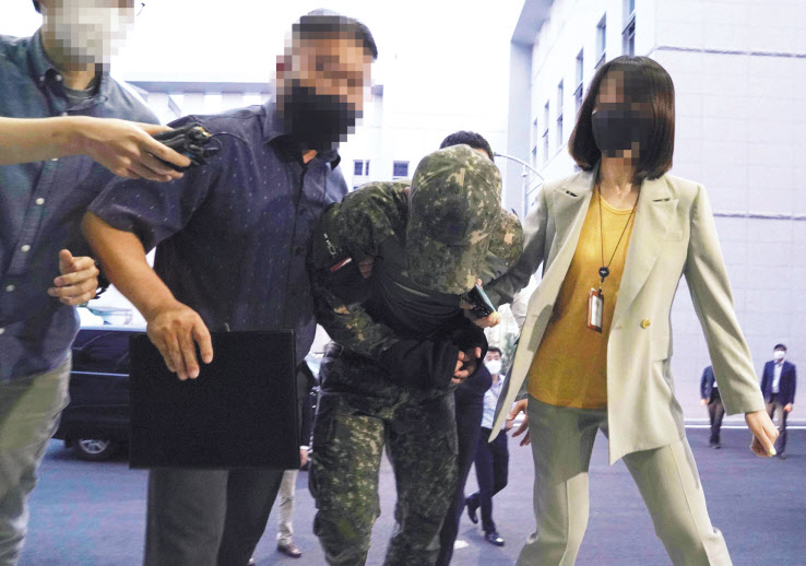극단적 선택을 한 공군 여성 부사관을 성추행한 혐의를 받는 장 모 중사가 지난 2일 구속영장실질심사를 받기 위해 국방부 보통군사법원에 압송되고 있다. [연합]