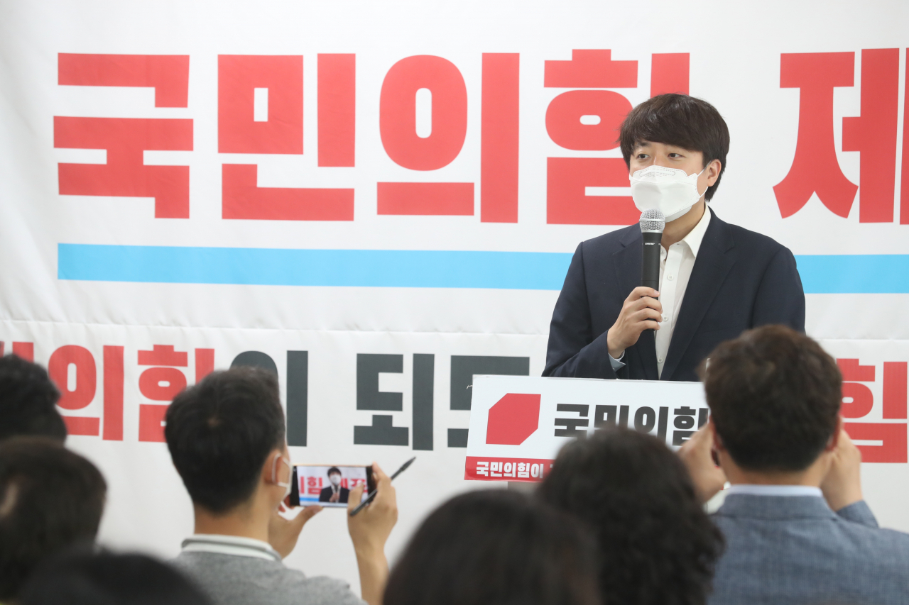 제주를 방문한 국민의힘 이준석 당대표 후보가 4일 오전 제주시 연삼로 국민의힘 제주도당사에서 당원들과 간담회를 하고 있다. [연합]