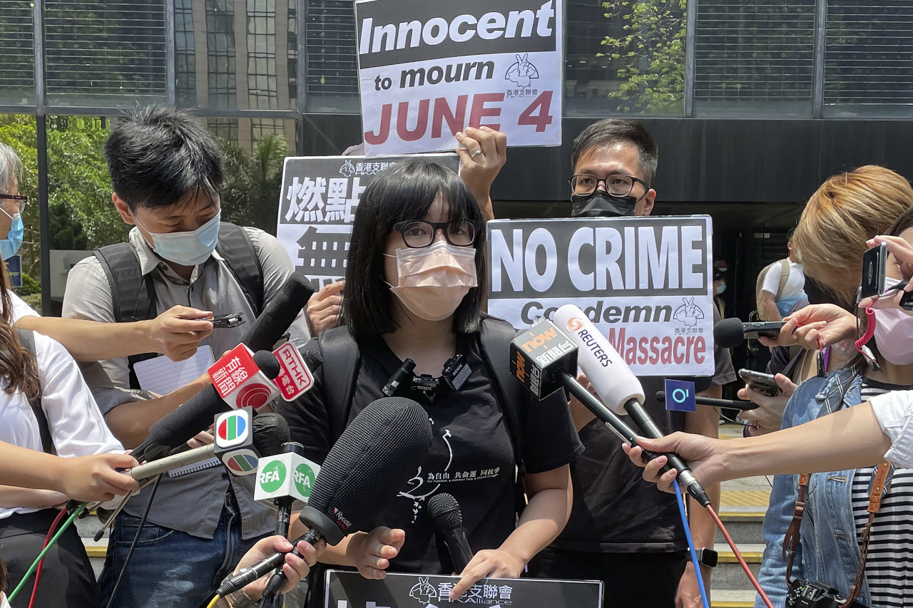 홍콩 당국이 톈안먼 민주화시위 등을 주최해온 단체 인사를 4일 체포했다. 사진은 이날 체포된 변호사 출신 초우항턴 지련회 부주석이 지난달 홍콩법원 앞에서 기자회견하는 장면.[AP]