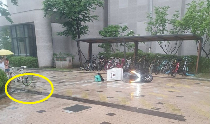 지난 3일 경기 구리시 한 아파트 단지에서 배달 오토바이가 줄에 걸려 넘어진 모습. [온라인 커뮤니티 캡처]