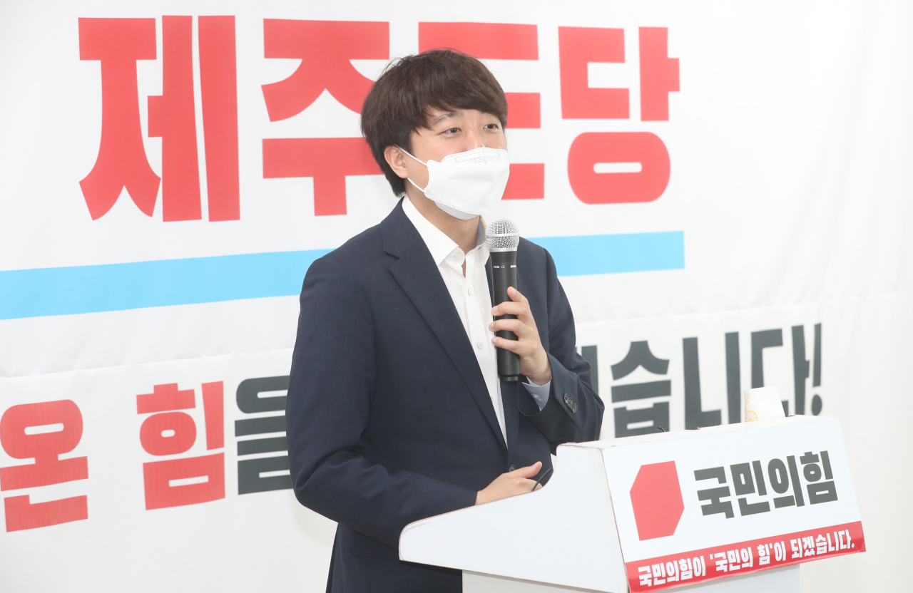 제주를 방문한 국민의힘 이준석 당대표 후보가 4일 오전 제주시 연삼로 국민의힘 제주도당사에서 당원들과 간담회를 하고 있다. [연합]
