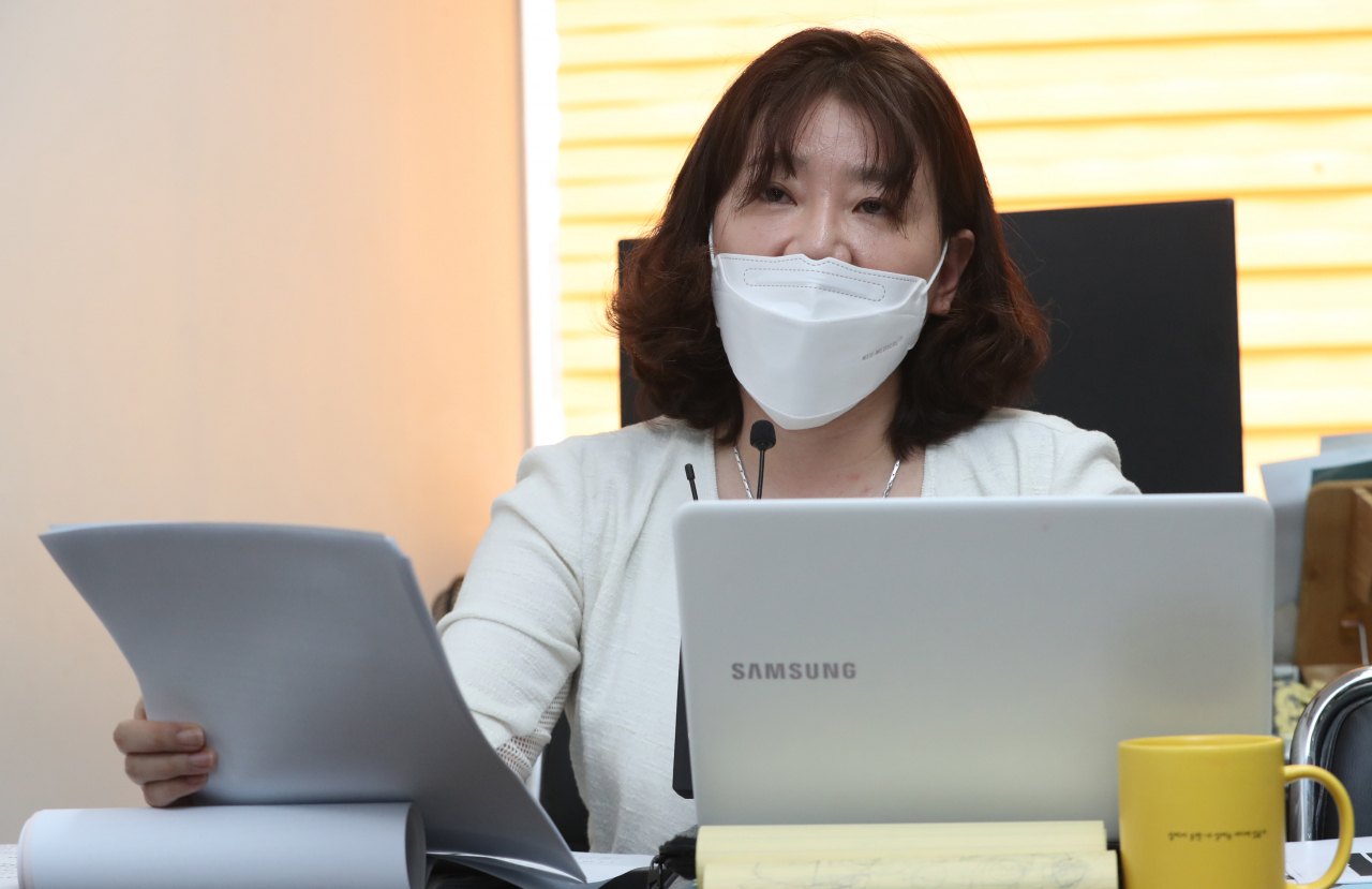 ‘로펌 미투 사건’ 피해자의 법률대리인인 이은의 변호사가 지난달 31일 오전 서울 서초구 서초동 자신의 사무실에서 기자회견을 열고 피해자의 입장 등을 발표하고 있다. [연합]