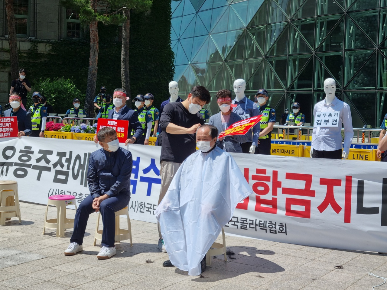 한국유흥음식업중앙회·한국단란주점업중앙회·한국콜라텍협회 회원들이 4일 오후 서울 중구 서울시청 앞에서 집합금지 해제 등을 촉구하는 기자회견을 하고 있다. 유흥음식업중앙회의 한 회원이 회견 도중 삭발하고 있다. 주소현 기자/addressh@heraldcorp.com