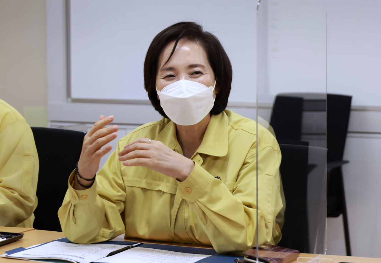 유은혜 사회부총리 겸 교육부 장관이 4일 세종시 온빛초등학교를 방문해 코로나19 상황 속 전면 등교 상황을 점검한 뒤 관계자들과 간담회를 하고 있다. [교육부]
