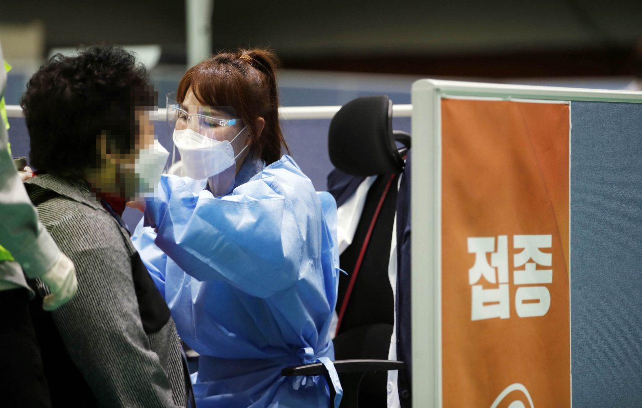 지난 3일 오후 광주 북구 코로나19 백신 예방접종센터에서 북구보건소 의료진이 화이자 백신을 접종하고 있다. [연합]